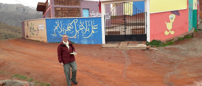 Denis le président d'Un Livre Au Soleil devant l’école projet de l'Ourika