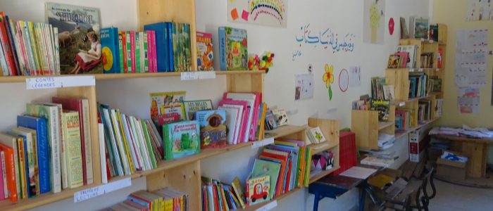 Les étagères remplies de jolis livres pour enfants