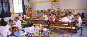 Les élèves de 2ème année dans la nouvelle librairie de Riad Larous