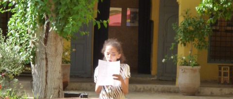 Jeune écolière lisant sous le proche du centre culturel français Denis Masson
